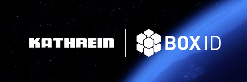 Kathrein und BOX ID Logos vor Weltraumhintergrund mit Erde und Lichtstrahl, Verweis auf RFID-Technologie.