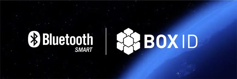 Logo von Bluetooth Smart und BOX ID Systems vor einem Hintergrund, der die Erdkurve und den Weltraum zeigt.