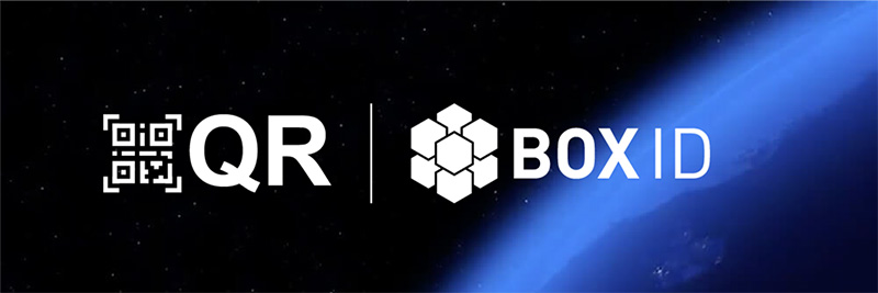 QR-Code und BOX ID Logo vor einem Hintergrund mit Erde aus dem Weltraum.