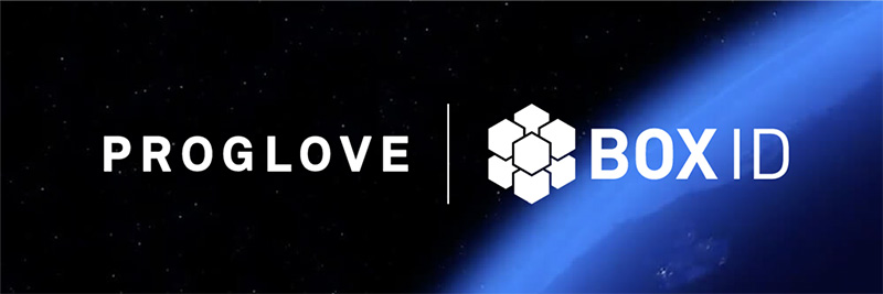 Logo der Firmen ProGlove und BOX ID vor Weltraumhintergrund mit Erde und Lichtstrahl.