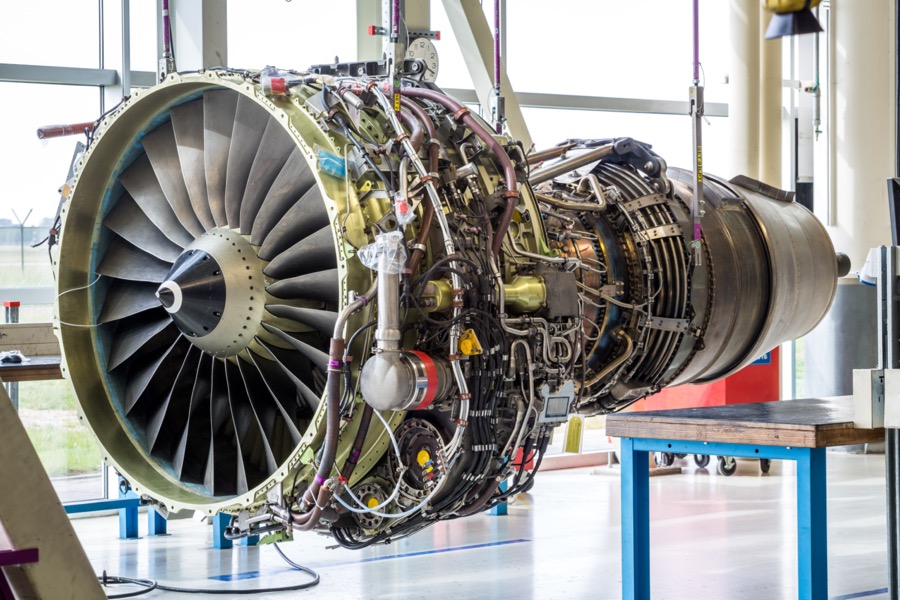 Flugzeugtriebwerk auf Prüfstand, Detailansicht der Turbinenschaufeln und Motorkomponenten.