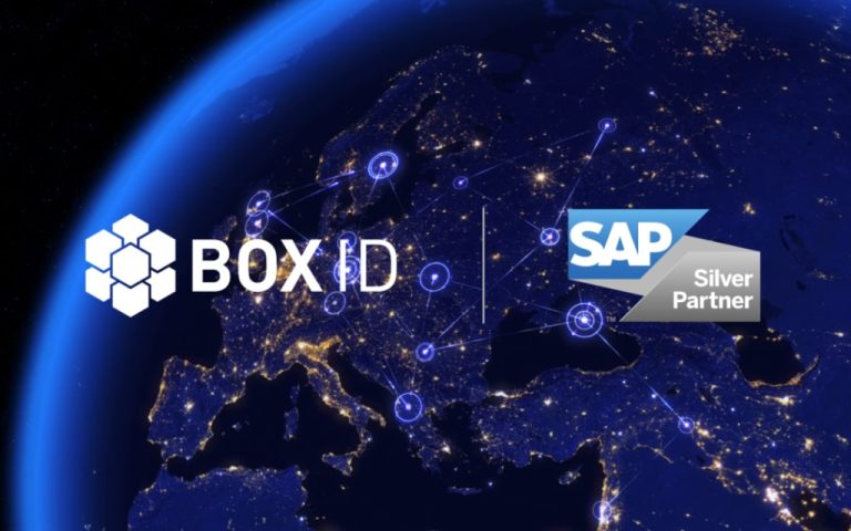 Globale Karte bei Nacht, beleuchtet, mit BOX ID und SAP Silver Partner Logos, Netzwerkverbindungen symbolisierend.