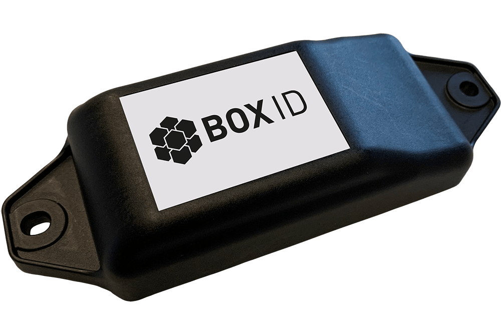 Schwarzes BOX ID GPS-Tracking-Gerät mit Firmenlogo, auf weißer Oberfläche, zur Sendungsverfolgung.