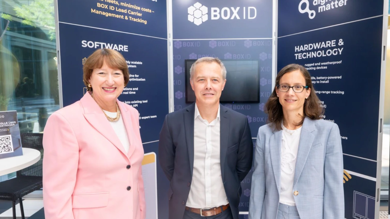 Hildegard Müller (President VDA) and Matthias Piekarczyk (Chief Sales Officer BOX ID) discussing digitalization and supply chains in the automotive industry at the 2026 VDA Mittelstandstag.