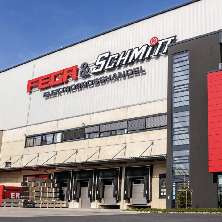 box-id_success-story_fega-schmitt_company-building Firmengebäude von FEGA & Schmitt mit Laderampen und Logistikbereich
